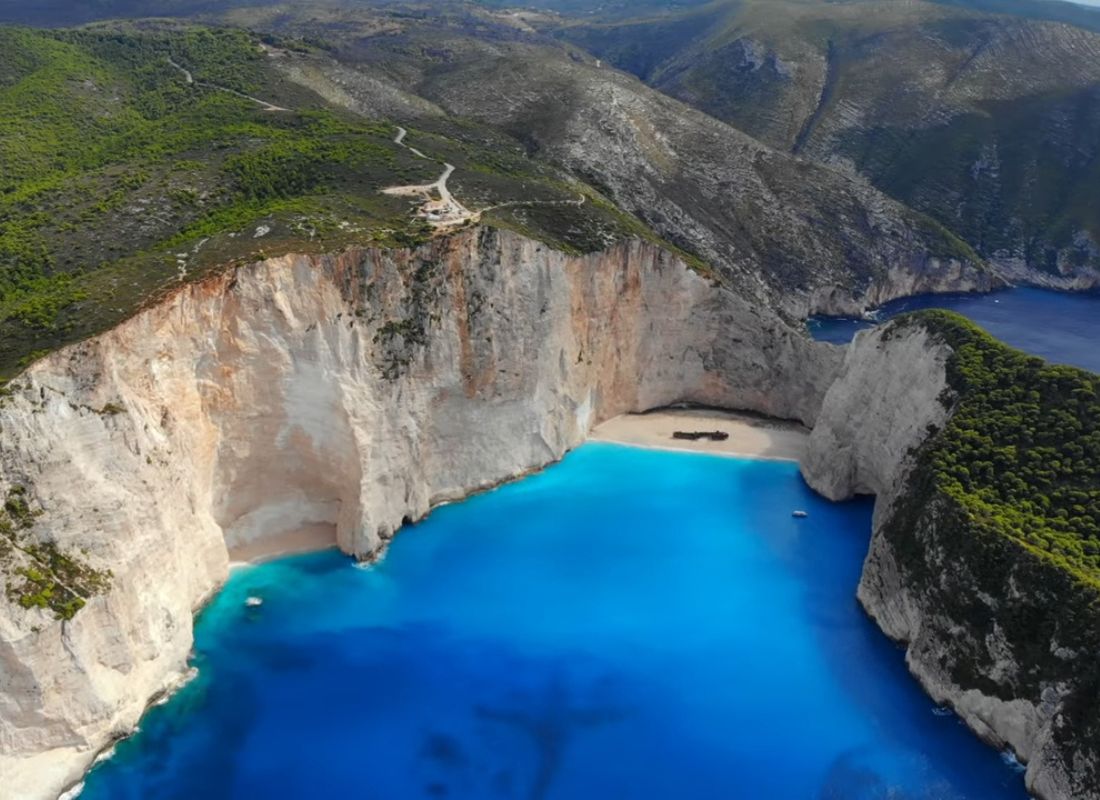 prikaz Sarakinika - stene i nebo plavo more