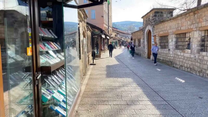 Kamena ulica Baščaršije s trgovinama i prolaznicima