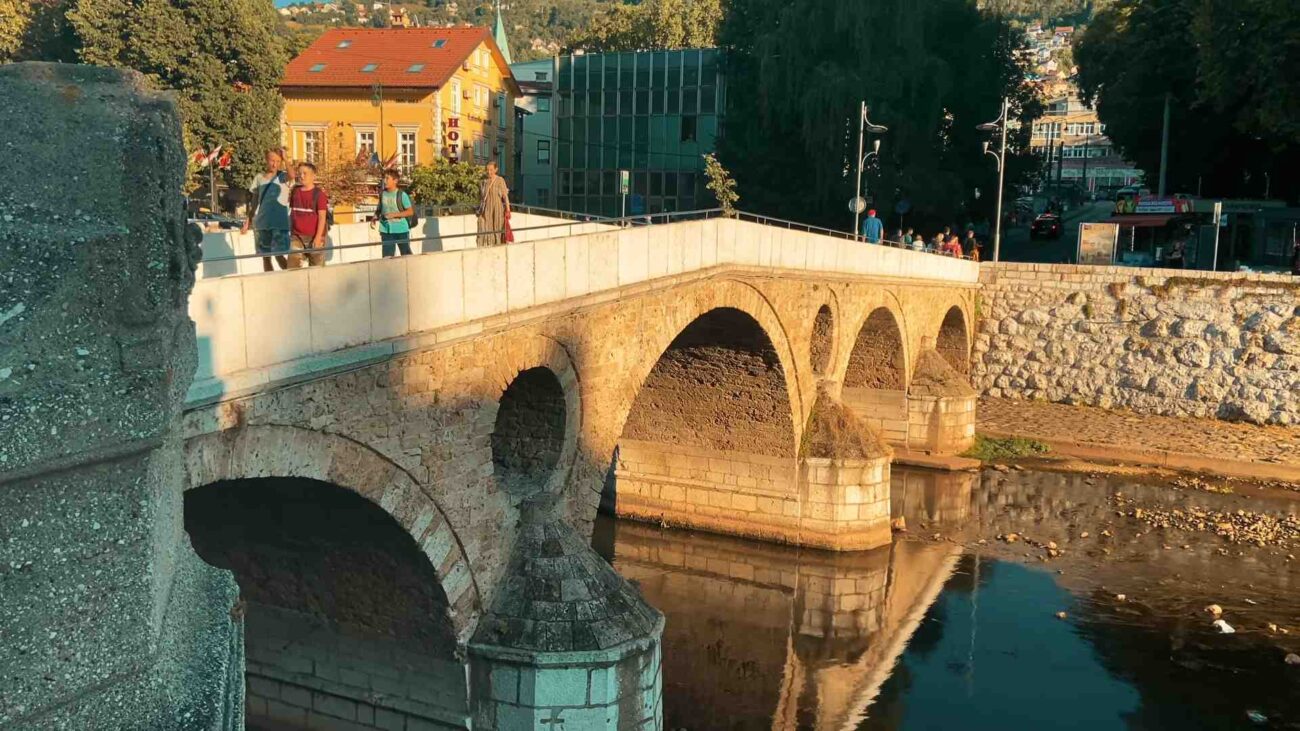 Kamena Latinska ćuprija preko rijeke Miljacke u Sarajevu.