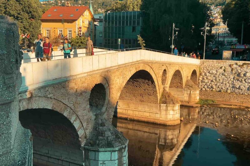 Kamena Latinska ćuprija preko rijeke Miljacke u Sarajevu.